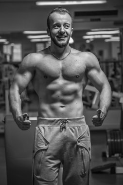 Kameraya poz yakışıklı atletik erkek