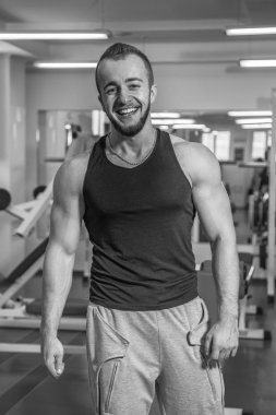 Kameraya poz yakışıklı atletik erkek