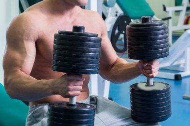 Güçlü adam. Spor kas eğitim. Spor eğitim.