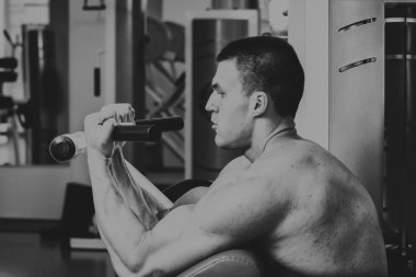 Güçlü adam. Spor kas eğitim. Spor eğitim.