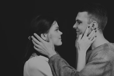 Sevgi dolu bir çift, siyah beyaz fotoğraf