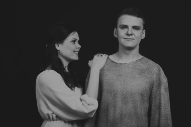 Sevgi dolu bir çift, siyah beyaz fotoğraf