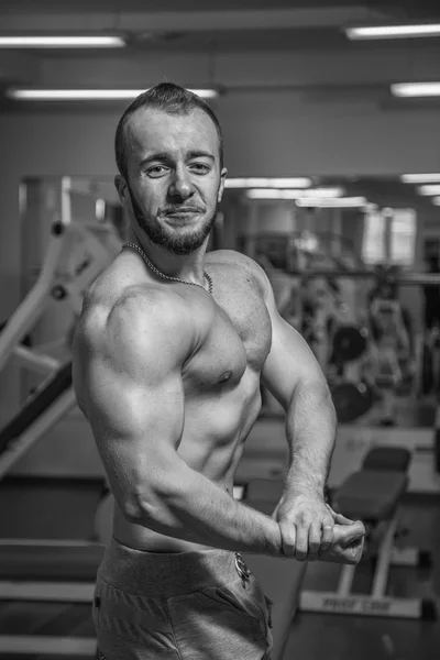 Handsome athletic man posing to the camera — Stock Photo, Image