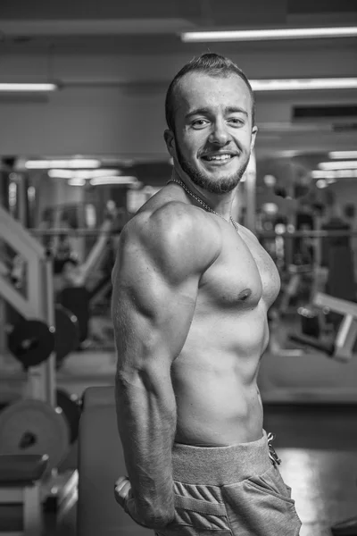 Handsome athletic man posing to the camera — Stock Photo, Image