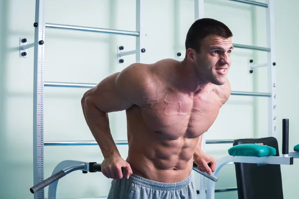 Homem forte. Treino muscular no ginásio. Treinamento no ginásio . — Fotografia de Stock