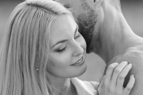 Pareja joven en un campo — Foto de Stock