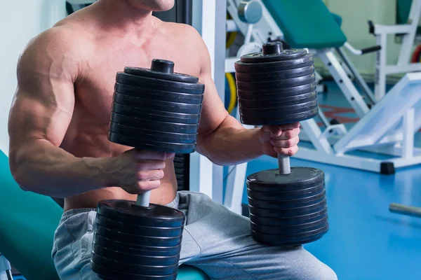 Un homme fort. Entraînement musculaire dans la salle de gym. Entraînement au gymnase . — Photo