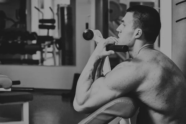 Un hombre fuerte. Entrenamiento muscular en el gimnasio. Entrenamiento en el gimnasio . — Foto de Stock