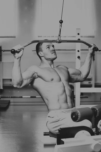 Stark man. Muskelträning i gymmet. Träning i gymmet. — Stockfoto