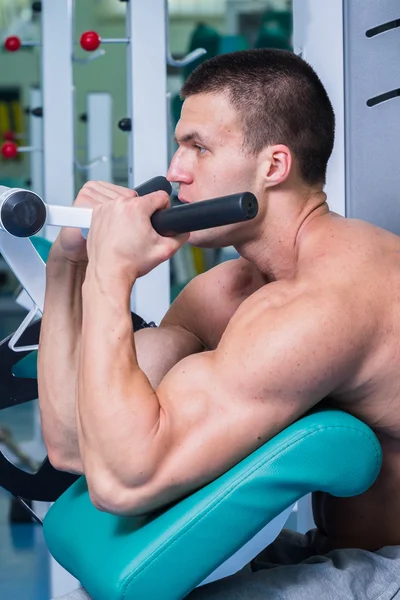 Homem forte. Treino muscular no ginásio. Treinamento no ginásio . — Fotografia de Stock