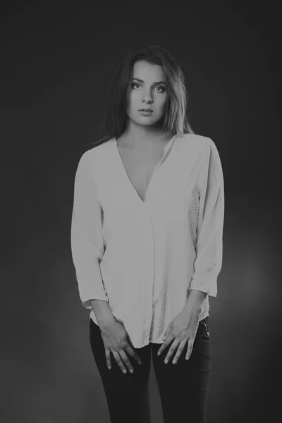 Елегантна дівчина в білій блузці, чорно-біле фото — стокове фото