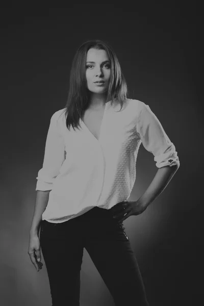 Elegante chica en blusa blanca, foto en blanco y negro — Foto de Stock