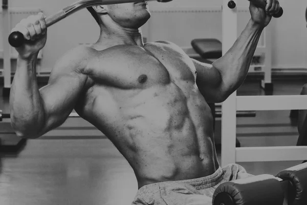 Homem forte. Treino muscular no ginásio. Treinamento no ginásio . — Fotografia de Stock