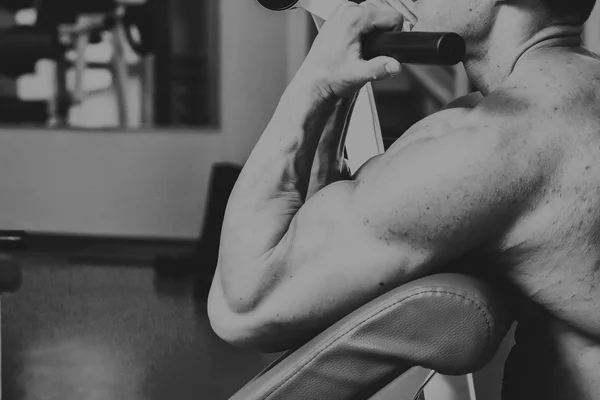 Un hombre fuerte. Entrenamiento muscular en el gimnasio. Entrenamiento en el gimnasio . —  Fotos de Stock