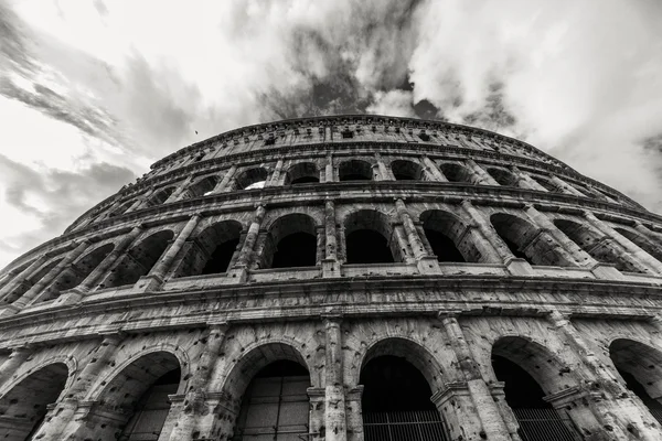 Rom - 10 januari: Colosseum exteriör på 10 januari 2016 i Rom, Italien. — Stockfoto