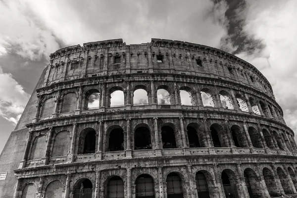 ROMA - 10 de janeiro: Coliseu exterior em 10 de janeiro de 2016 em Roma, Itália . — Fotografia de Stock