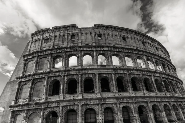 Rom - 10 januari: Colosseum exteriör på 10 januari 2016 i Rom, Italien. — Stockfoto