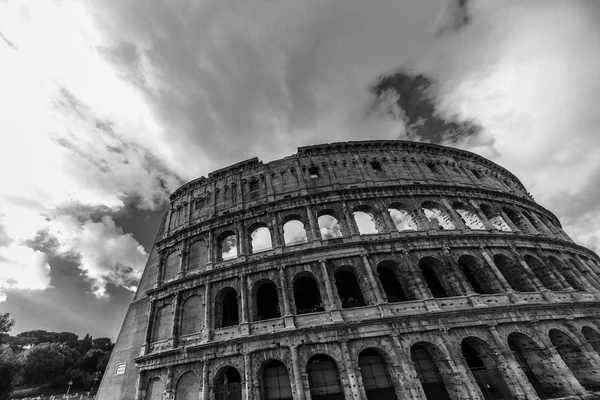 Rome - 10 januari: Colosseum buitenkant op 10 januari 2016 in Rome, Italië. — Stockfoto