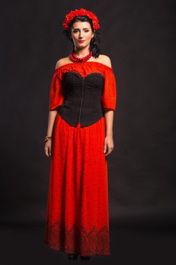 Kırmızı ve siyah elbiseli güzel esmer