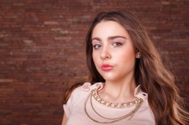 Şık ve seksi esmer. Kız güzel bir görüntüsü.