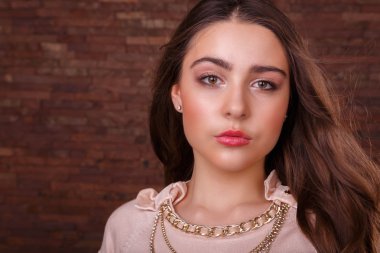 Şık ve seksi esmer. Kız güzel bir görüntüsü.