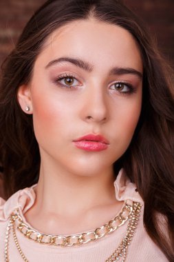 Şık ve seksi esmer. Kız güzel bir görüntüsü.