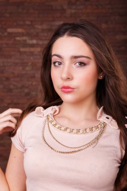 Şık ve seksi esmer. Kız güzel bir görüntüsü.