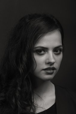 Karanlık bir arka plan üzerinde şık elbiseli bir kız ben güzel esmer güzel romantik görüntüsü. Profesyonel makyaj ve Takı Tasarım. Moda dergileri, afiş ve Web siteleri için fotoğraf.