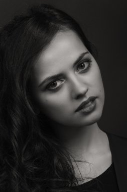 Karanlık bir arka plan üzerinde şık elbiseli bir kız ben güzel esmer güzel romantik görüntüsü. Profesyonel makyaj ve Takı Tasarım. Moda dergileri, afiş ve Web siteleri için fotoğraf.