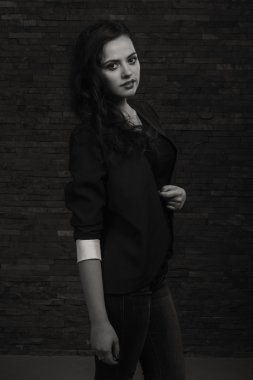 Karanlık bir arka plan üzerinde şık elbiseli bir kız ben güzel esmer güzel romantik görüntüsü. Profesyonel makyaj ve Takı Tasarım. Moda dergileri, afiş ve Web siteleri için fotoğraf.