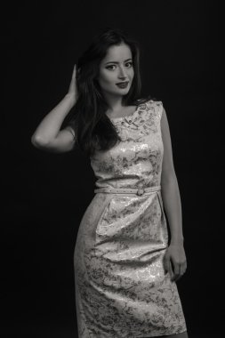 Karanlık bir arka plan üzerinde şık elbiseli bir kız ben güzel esmer güzel romantik görüntüsü. Profesyonel makyaj ve Takı Tasarım. Moda dergileri, afiş ve Web siteleri için fotoğraf.