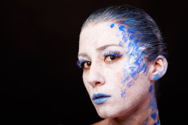 Mavi ve beyaz renklerde yaratıcı, parlak makyaj