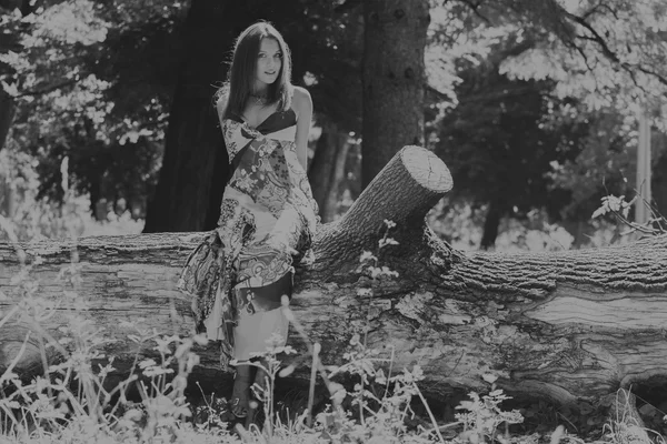 Jeune femme brune en robe blanche. Une fille se tient au milieu du champ de fleurs roses par une journée ensoleillée. Champ, fleurs beauté, nature, - Le concept de vacances à la campagne. Article sur les vacances . — Photo