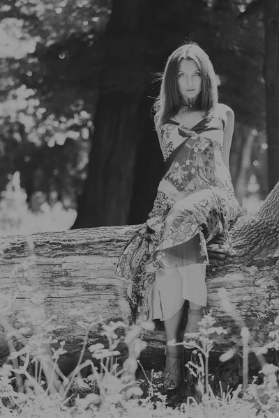 Mulher morena jovem em um vestido branco. Uma menina fica no meio do campo de flores cor-de-rosa em um dia ensolarado. Campo, flores beleza, natureza, - O conceito de férias no campo. Artigo sobre férias . — Fotografia de Stock