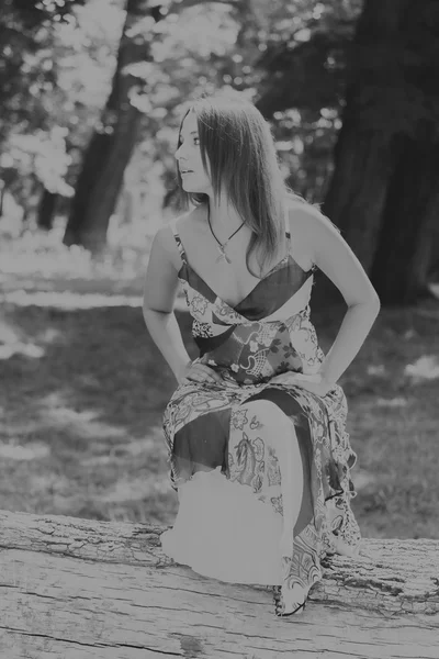 Jonge brunette vrouw in een witte jurk. Een meisje staat in het midden van de roze bloemen veld op een zonnige dag. Veld bloemen schoonheid, natuur, -het concept van land vakantie. Artikel over vakantie. — Stockfoto