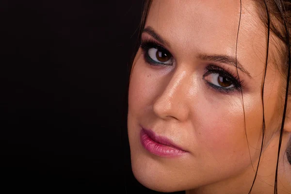 Portret van de prachtige schoonheid. Mooie vrouw met professionele make-up. De expressieve ogen, perfecte huid. — Stockfoto