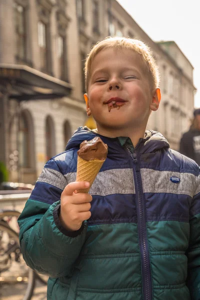 Il ragazzo mangia il gelato per le strade — Foto Stock