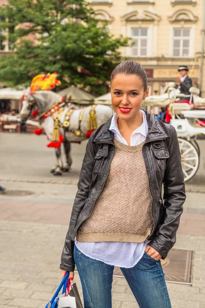 Bella ragazza che viaggia nella città antica — Foto Stock