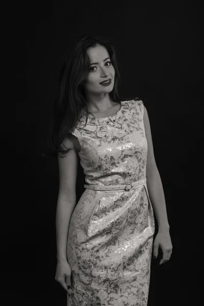 Schöne romantische Bild eines Mädchens i. schöne Brünette in einem stilvollen Kleid auf einem dunklen Hintergrund. professionelles Make-up und Schmuckdesign. Foto für Modemagazine, Poster und Webseiten. — Stockfoto