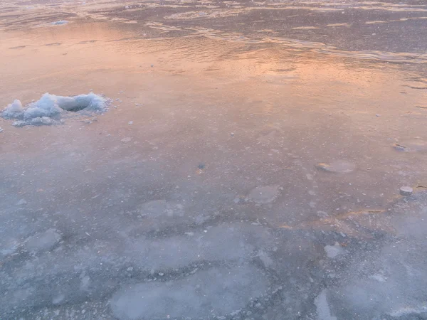 Krásná Zimní krajina na řece. Řeka v ledu. Zimní rybolov — Stock fotografie