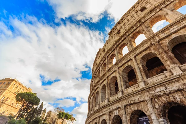 РИМ - 10 января: Величественный Колизей 10 января 2016 года в Риме, Италия . — стоковое фото
