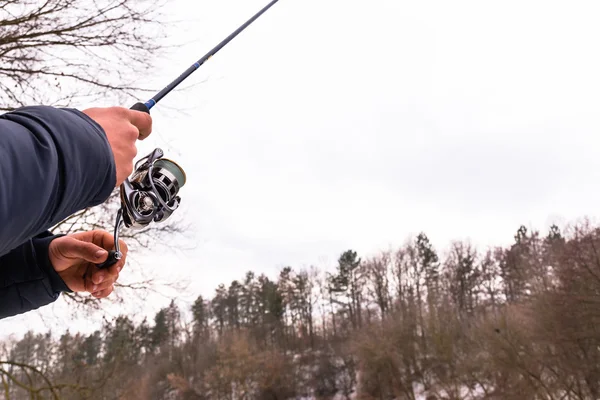 Рыбак рыбачит зимой. — стоковое фото