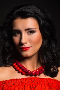 Kırmızı ve siyah elbiseli güzel esmer