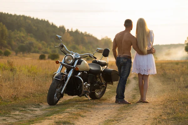 Young couple in a field — Stock Photo, Image