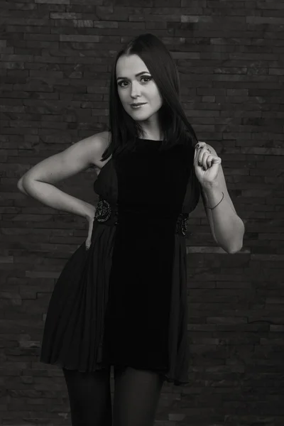 Prachtige, mysterieuze, schattige brunette op een donkere achtergrond. Zwart-wit foto mooie mysterieuze brunette. — Stockfoto