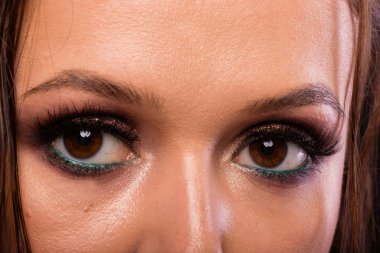 Büyük profesyonel makyaj gözleri. Glitter, göz farı, fosforlu kalem, göz kalemi. Kız yakın çekim göz.