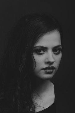 Kırmızı ve siyah elbiseli güzel esmer