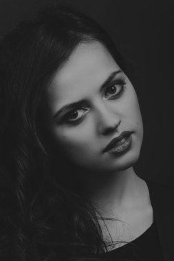 Kırmızı ve siyah elbiseli güzel esmer