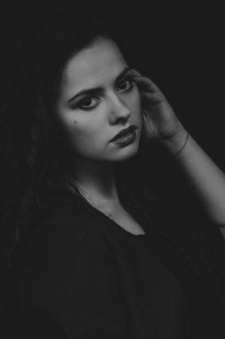 Kırmızı ve siyah elbiseli güzel esmer