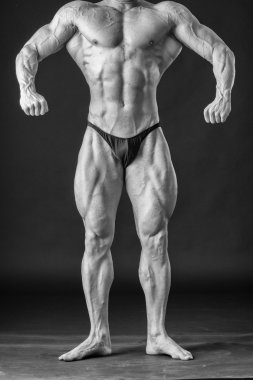 Çok güçlü bir adam salonda yapmaktadır